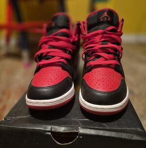 Nike Air Jordan 1 Mid - Black & Red